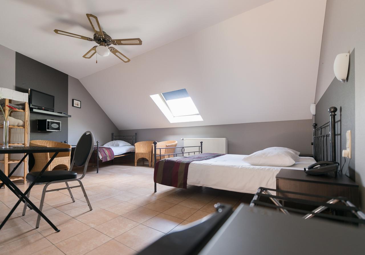 Auberge De La Lesse Celles  Екстериор снимка