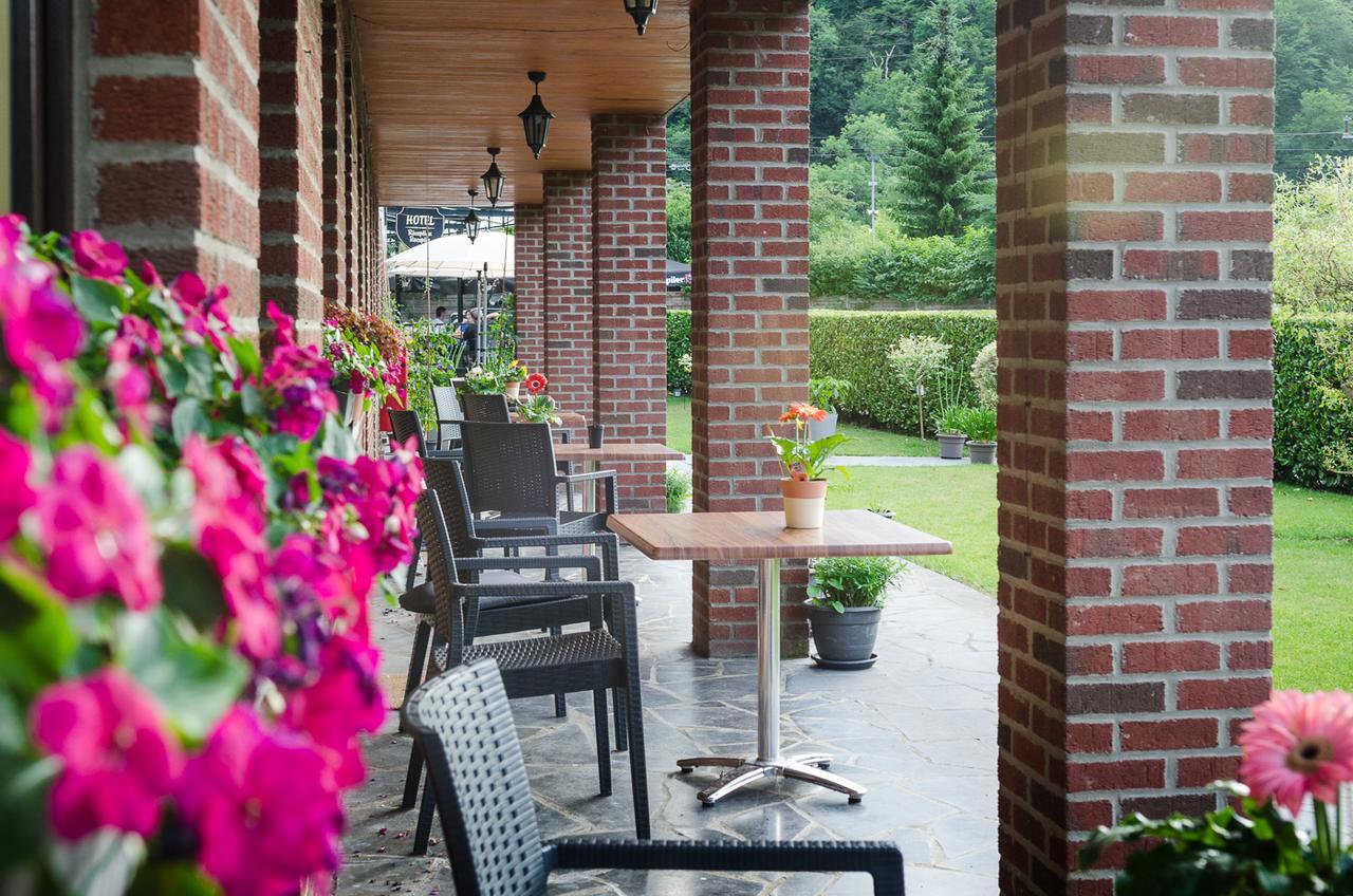 Auberge De La Lesse Celles  Екстериор снимка
